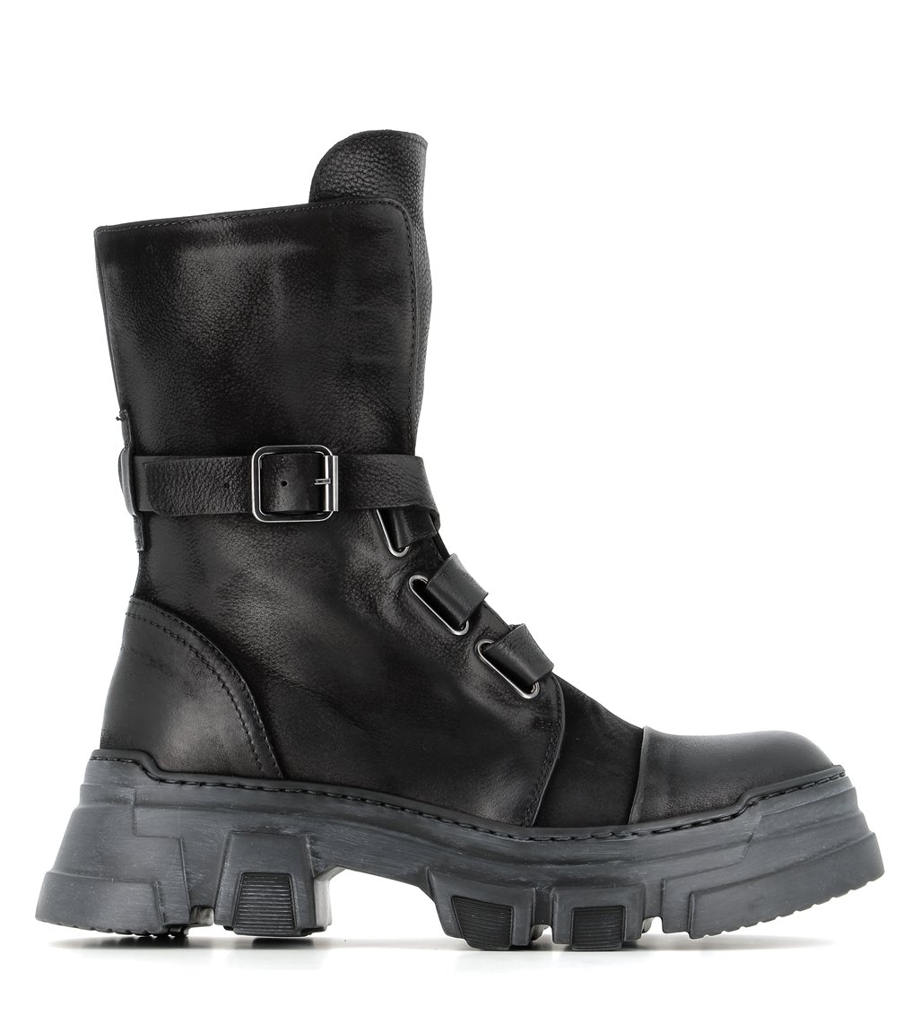 Boots Lofina black