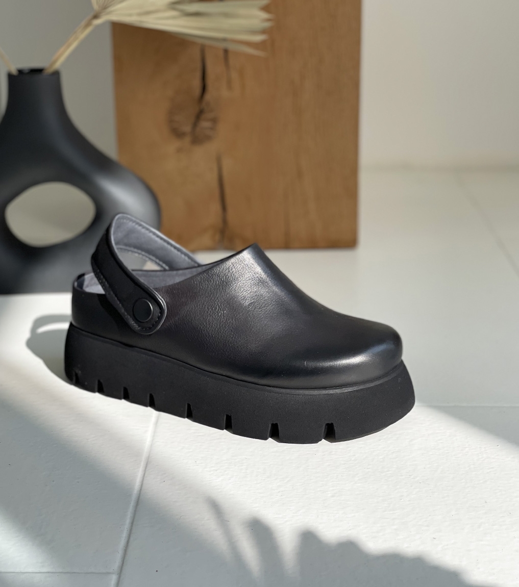 28 Best Clogs of 2023 to Wear All Year Long | Vogue