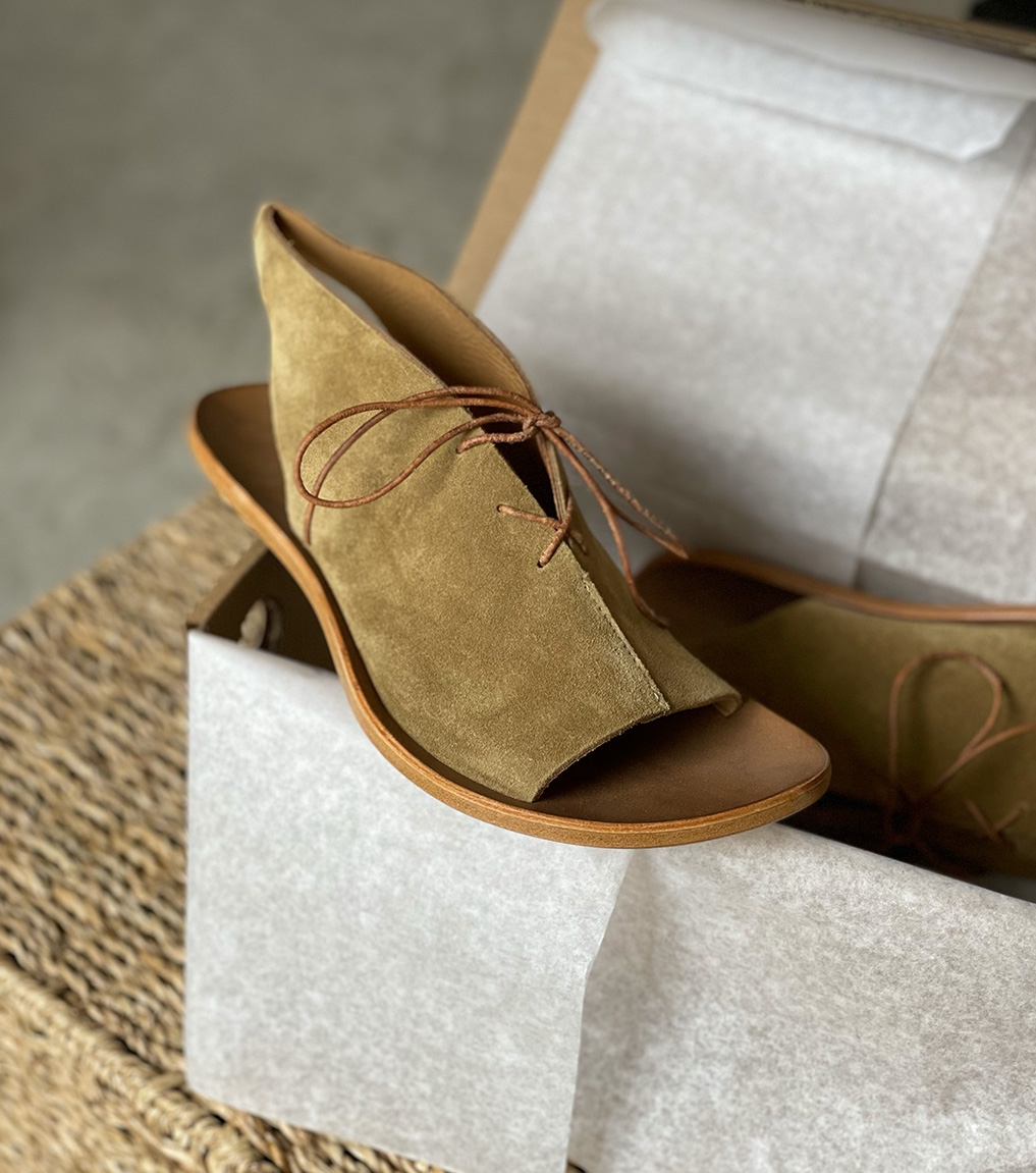 Sandales CYDWOQ Farmyard beige olive en cuir souple ethique