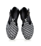 sandalias cerradas hand 1111 negro blanco
