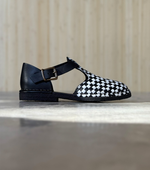sandalias cerradas hand 1111 negro blanco