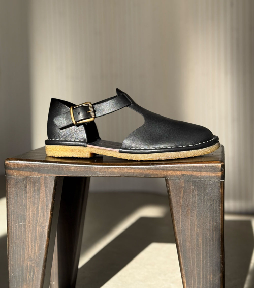 closed-toe sandals hand 1111 black