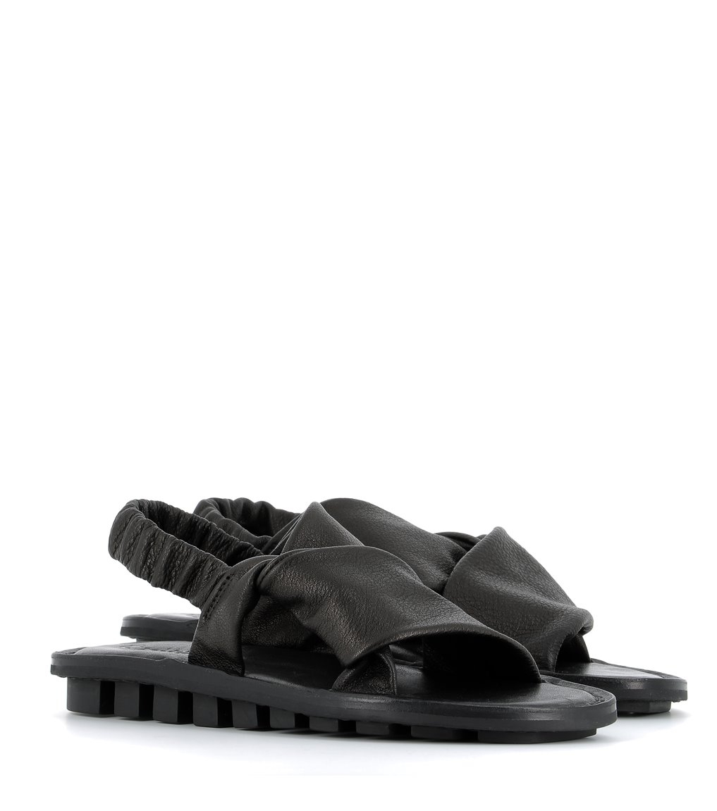 Sandales à logo imprimé Cuir Trippen en coloris Noir Femme Chaussures Chaussures plates Sandales et claquettes 